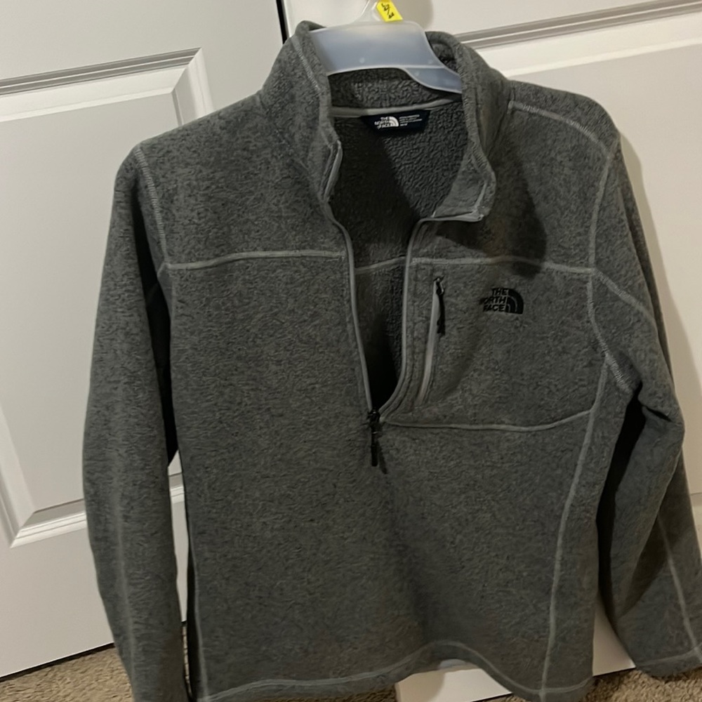 North face half zip barely worn no flaws